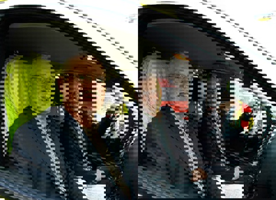 Claus Wahlgreen og Carl Holst i bil Fornemmelsen af at sidde i en lægebil: Leder af lægebilen i  Svendborg og overlæge på Svendborg Sygehus, Claus Wahlgreen og regionsrådsformand Carl Holst (V). Fotos Jørgen Diswal.