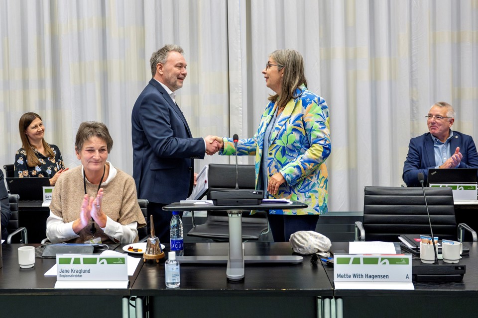 Ny regionrådsformand Bo Libergren (V) hilser på 1. næstformand Mette With Hagensen (S) efter, at han idag er blevet valgt til formand for Region Syddanmark. Foto: Maria Tuxen Hedegaard.