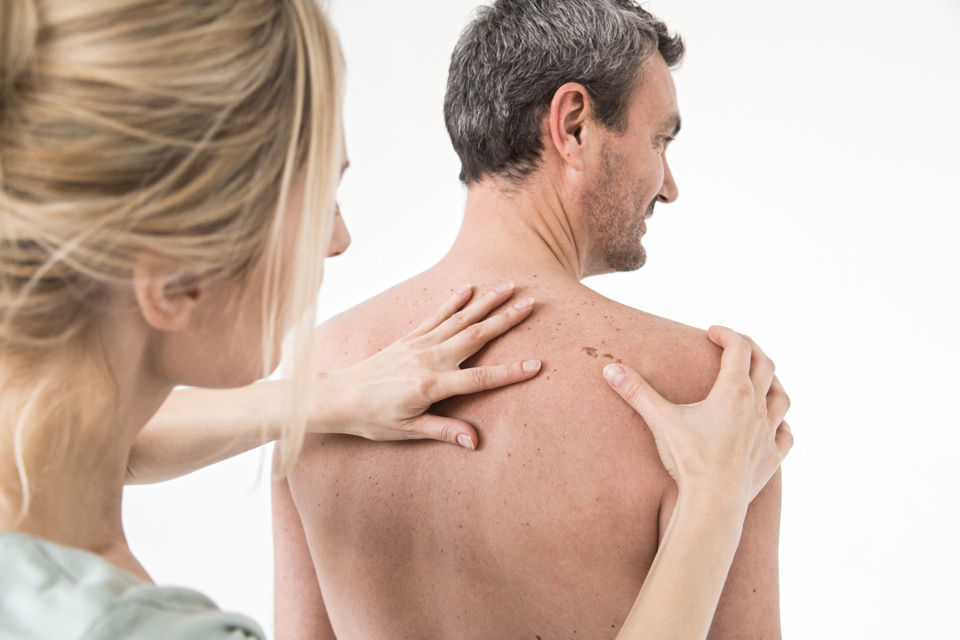 Kvinder kigger på sin mands nøgne ryg