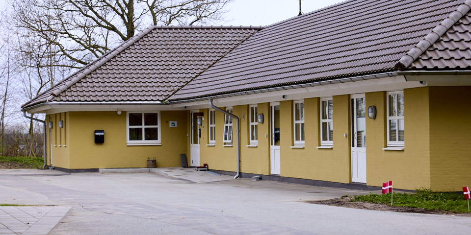 Facaden på ungehuset