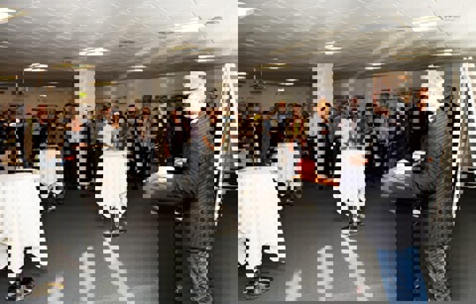 Mange var mødt frem for at overvære, hvem der de næste seks  år skal være med til at udbygge sygehuset i Kolding. 