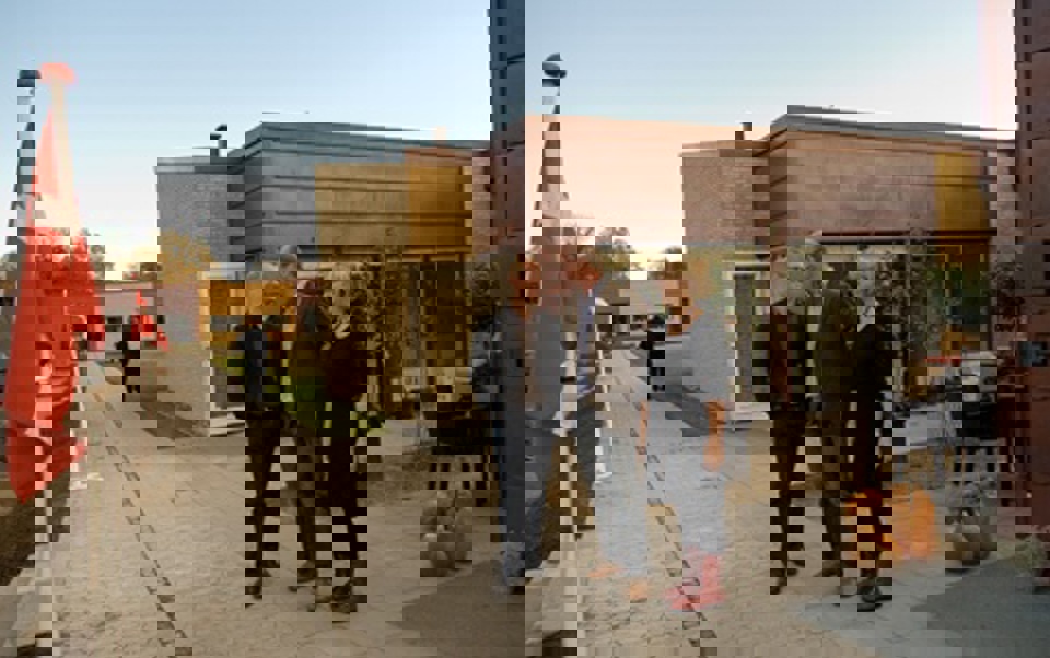 Regionsrådsformand Carl Holst, forstander Carsten Hansen Lund og regionsrådsmedlem Bente Gertz Hansen ser sig omkring på Trindvold. 30.oktober 2009 blev de nye boliger indviet.