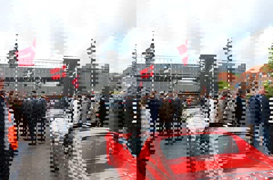 Mange var mødt op for at se det nye p-hus og de gamle biler.