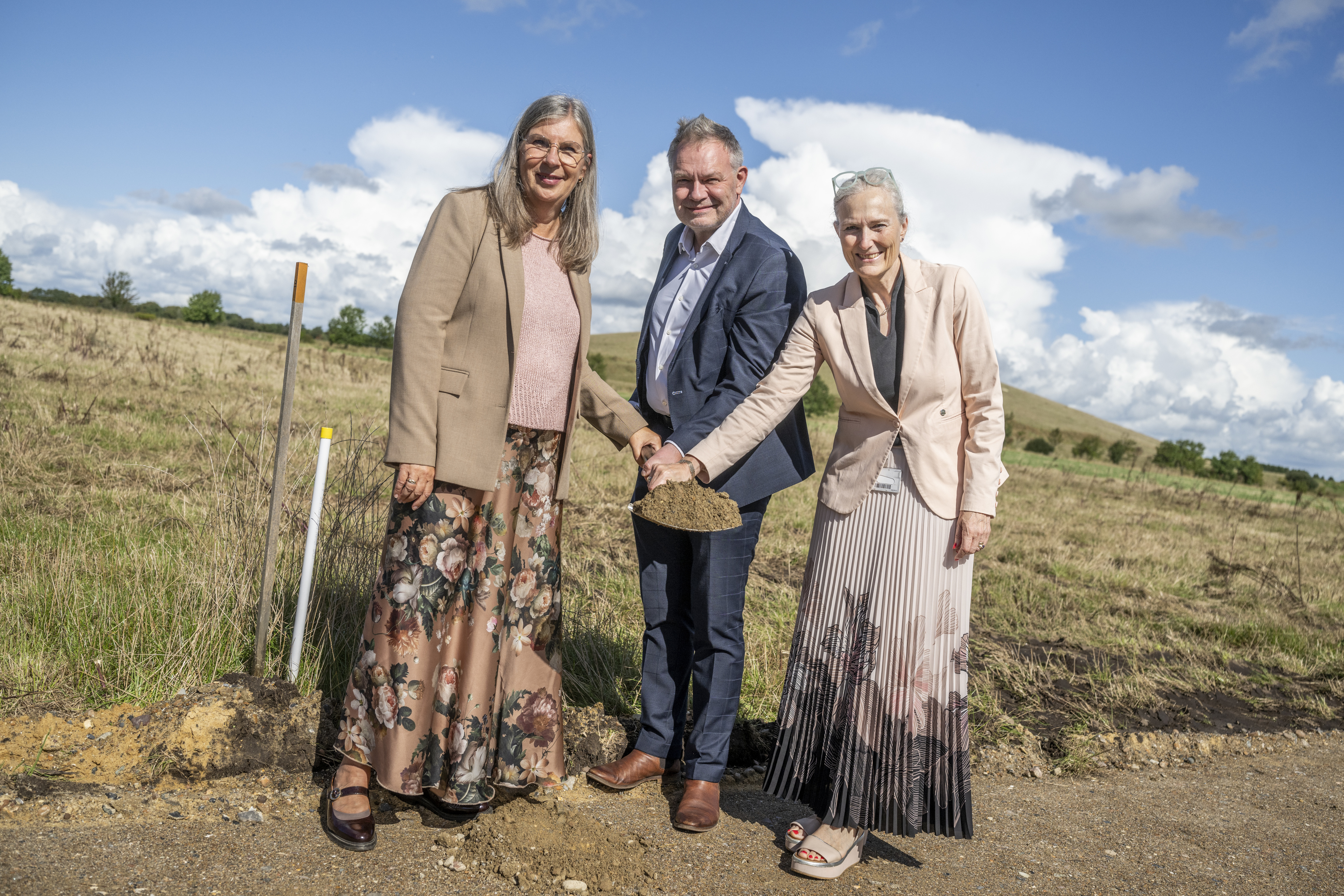 Sundhedsrådsformand Mette With Hagensen (t.v.), regionsrådsformand Bo Libergren og administrerende sygehusdirektør Anna-Marie Bloch Münster tog onsdag første spadestik til det nye lager til sygehuset i Esbjerg. Foto: Anders Bjerring.