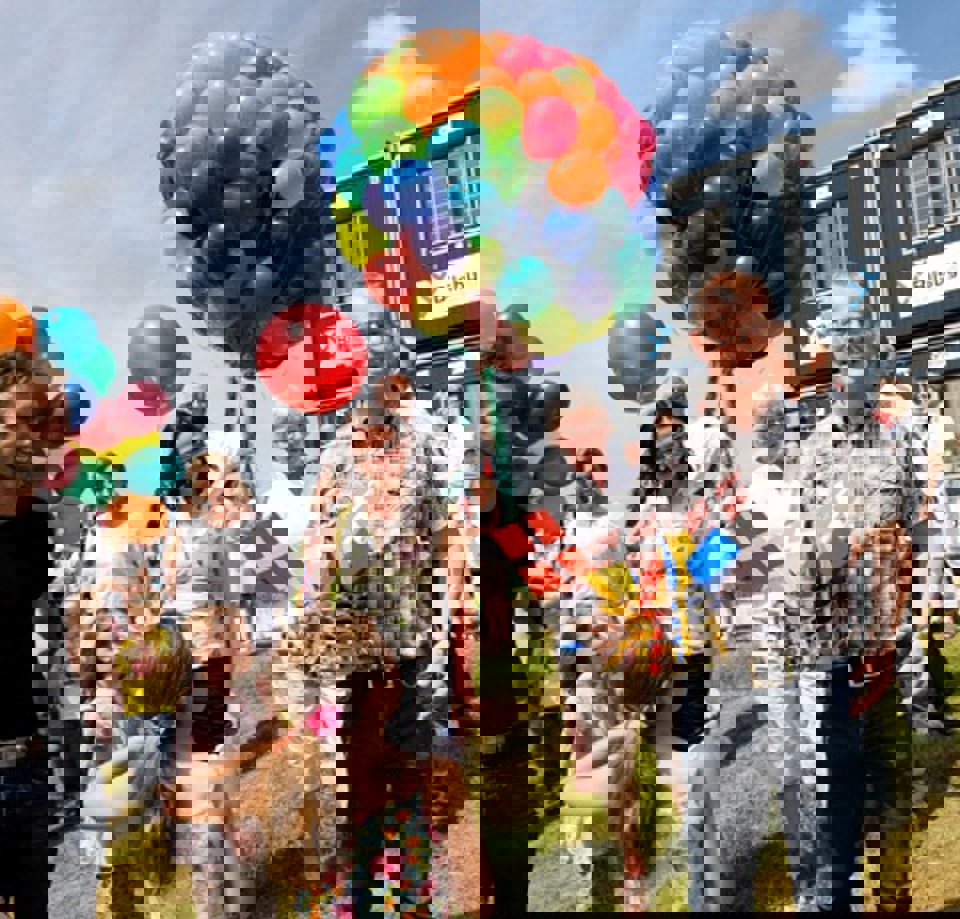 Fest og farver på en solrig dag.