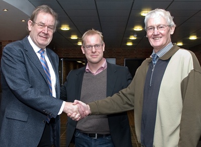 Poul Nyrup Rasmussen (til venstre) udgør indtil den stiftende generalforsamling i januar sammen med regionsrådsformand Carl Holst (i midten) og bestyrelsesformanden for Offshore Center Danmark, Niels Aage Giversen, bestyrelsen i Alliancen for Grøn Offshore Energi. Aftalen faldt på plads på et møde i Regionshuset i dag. Foto: Jørgen Diswal.