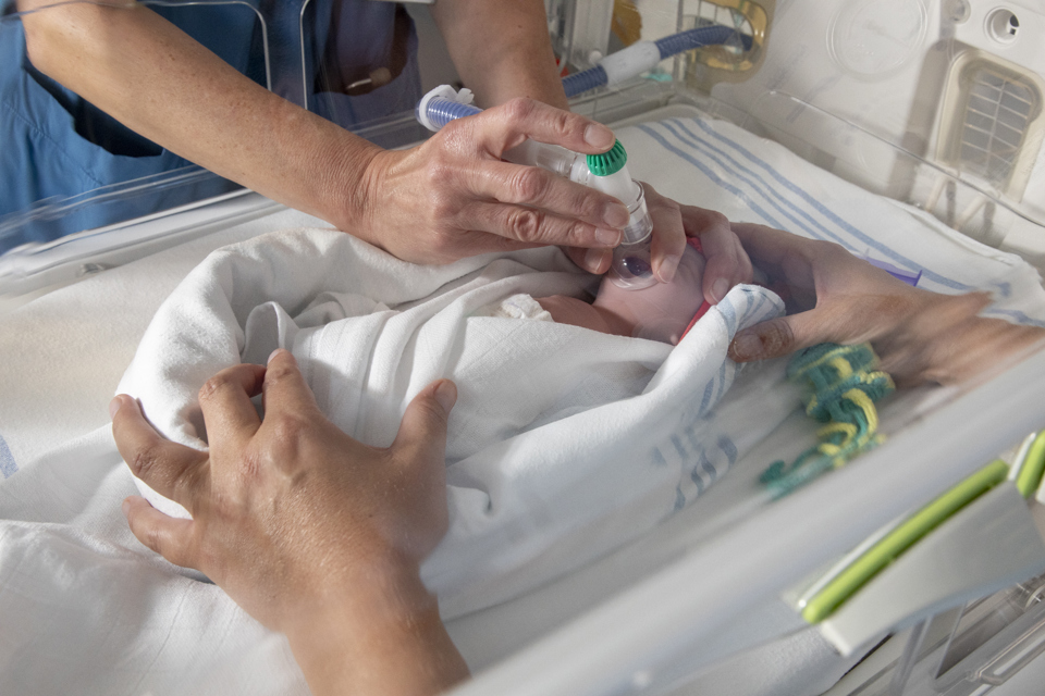 Personalet træner på dukke i akutkuvøse