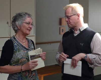 Forstander Tove Noesgaard og regionsrådsformand Carl Holst  fik sig en sludder ved receptionen.