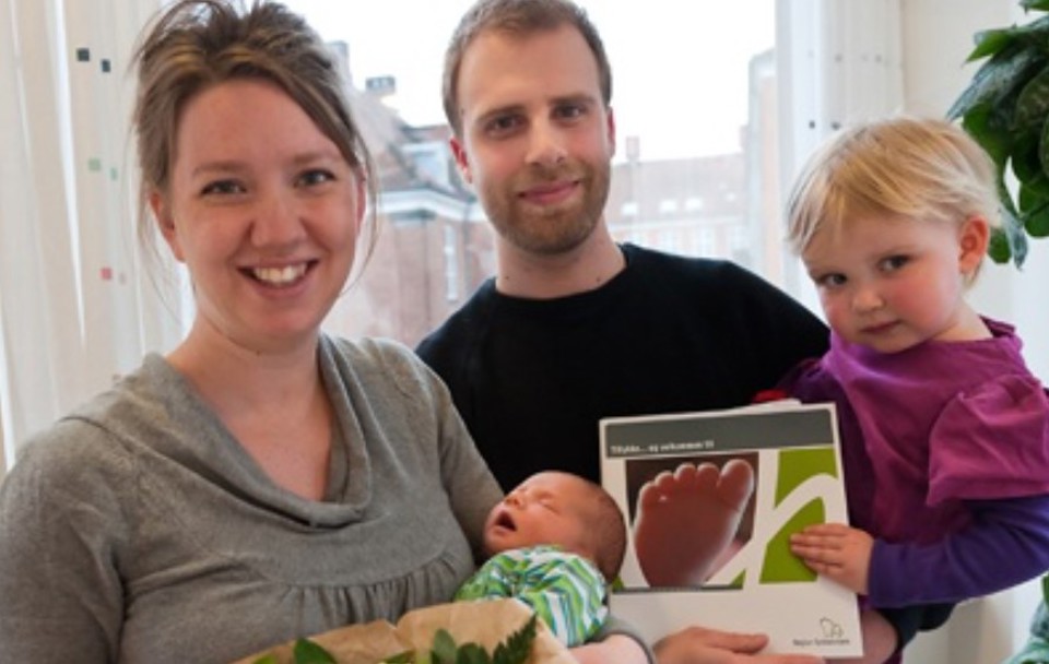 Mor og far, Kristine og Stefan Mulbjerg med storesøster Gry på 2½ år og så dagens hovedperson, drengen Nor, der viste sig at blive nyfødte nummer 50.000. Fotos: Jørgen Diswal