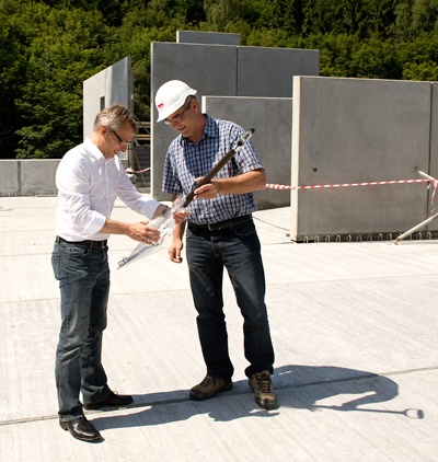 Steffen Hansen overrakte Niels Nørgaard Pedersen den origi- nale spade, som blev glemt ved spadestikket i marts 2010.  Forglemmelsen indtraf, fordi byggepladsen dengang blev  indtaget af en stor flok børnehavebørn med egne spader,  som effektivt fik taget de første spadestik. Så effektivt, at  Carl Holst måtte tage en gravko til hjælp for at holde trit med  børnene. 