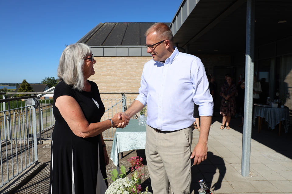 Håndtryk mellem sundhedsrådsformand Annette Blynel og borgmester Michael Nielsen
