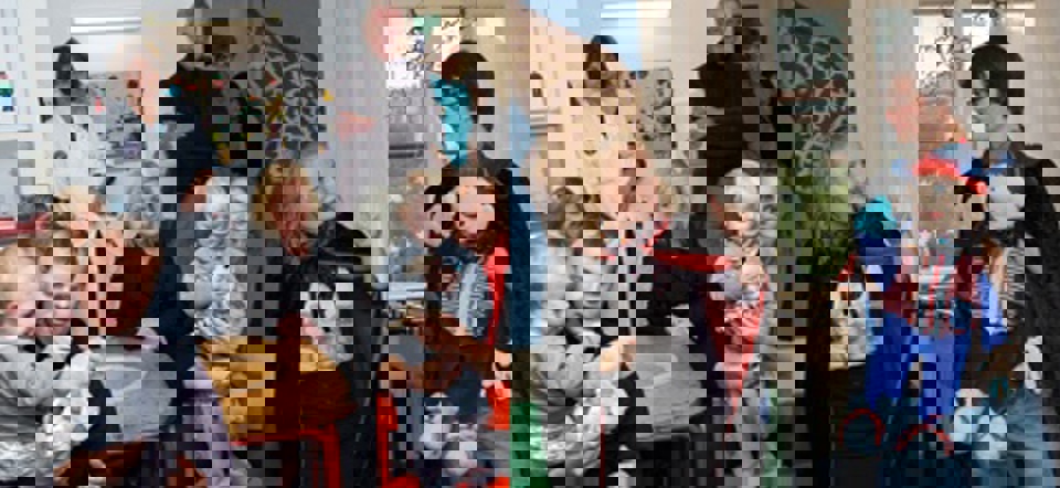 Carina Christensen besøger SydVestJysk Sygehus Placeret blandt børnene og deres forældre fulgte Carina  Christensen det musikalske show af Malene Nørgård og Emil  Thorbjørn Møller Jensen på børneafdelingen.