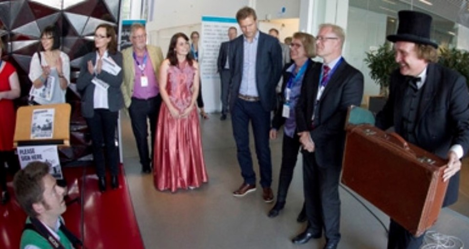 Med hjælp fra en prinsesse fik borgmester i Sønderborg Kommune, Aase Nyegaard, regionsrådsformand Carl Holst og formand for Kultur- og Erhvervsudvalget, Stephan Kleinschmidt, sendt ansøgningen godt af sted fra Alsion mod Købehavn. Foto: Kim Toft Jørgensen