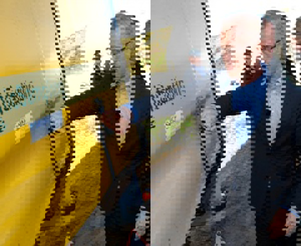 Carl lukker for lastbilen Så lukkes der for lastbilen - og et kapitel er slut.