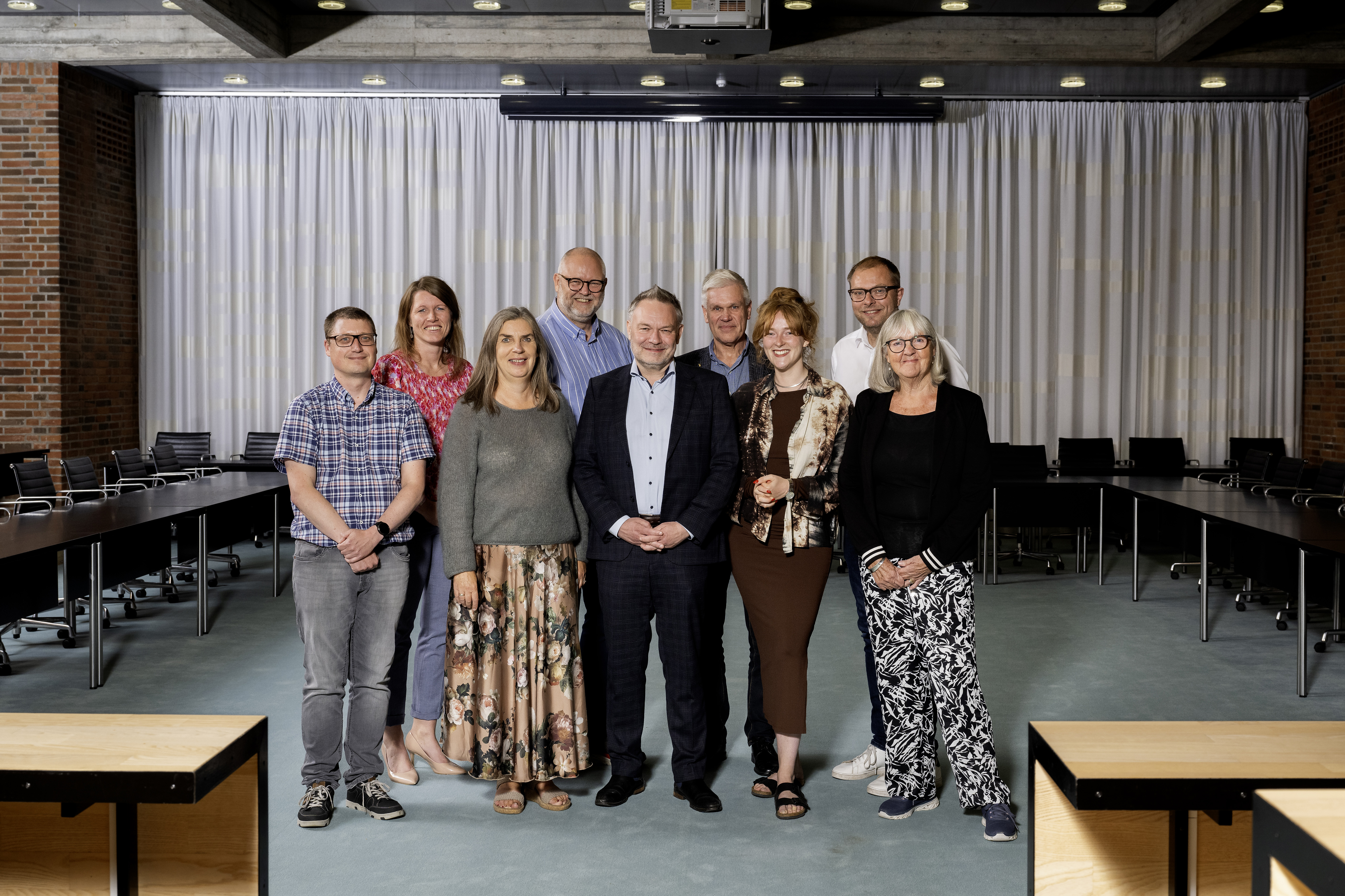 Forhandlerne bag forliget om Region Syddanmarks budget for 2025. Fra venstre: Lars Mogensen (Ø), Mette Bossen Linnet (V), Mette With Hagensen (S), Dan Skjerning (S), Bo Libergren (V), Karsten Byrgesen (løsgænger), Anne Skau Styrishave (R), Michael Nielsen (K) og Annette Blynel (SF). Foto: Maria Tuxen Hedegaard.