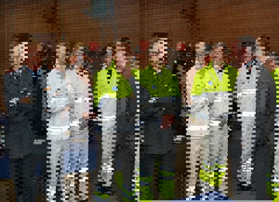 Regionsdirektør i Falck, Erik Møberg sammen med ambulancechef  Niels Thorup. Her sammen med en håndfuld af de paramedicinere,  der fremover skal bemande akutbilen på Langeland. 