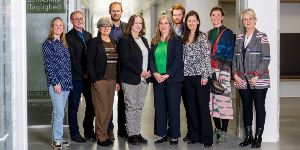 På gruppebilledet står sundhedsrådsformand Mette With Hagensen (S) i midten til højre med næstformand Susanne Dyreborg (DD) på sin venstre side. Tre medlemmer af sundhedsrådet deltog ikke på sundhedsrådsmødet
