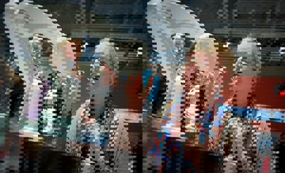 Konference om velfærdsteknologi - Pige bliver fodret af robot Ikke kun Jørgen Frederiksen på 65 år prøvede spise-robotten. Også de unge syntes, at det var spændende at opleve, hvad fremtiden bringer. Foto: Ard Jongsma.