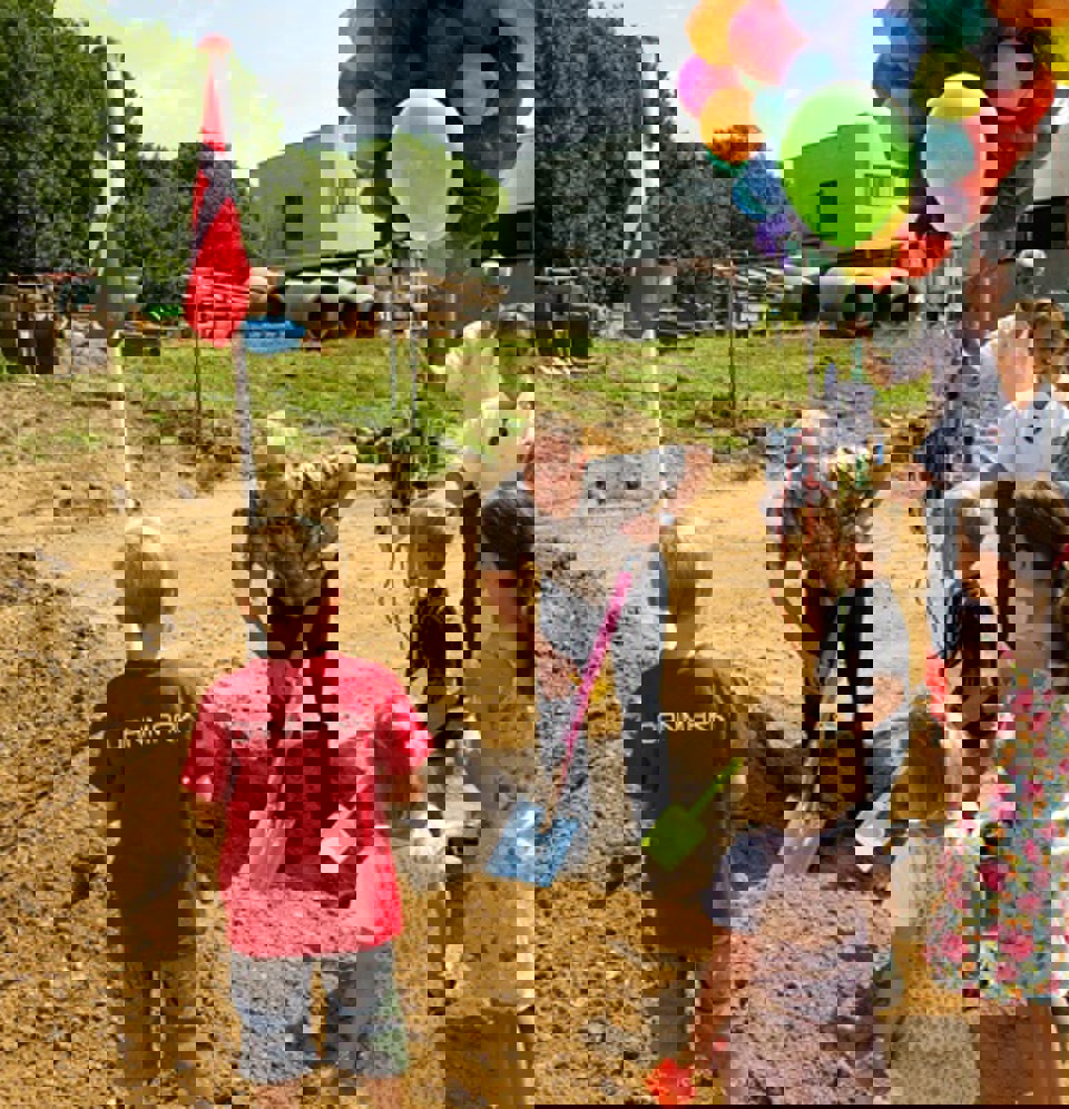 Så gøres der klar til spadestik. Regionsrådsformand Carl Holst (V)  får hjælp fra små hænder.