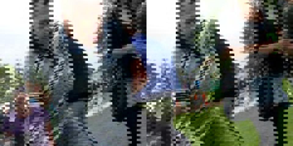 Rene spiller luftguitar René gav sin luftguitar fuld gas, da  bandet ’Den Danske Mafia’ fyrede op  under gamle John Mogensen hits.