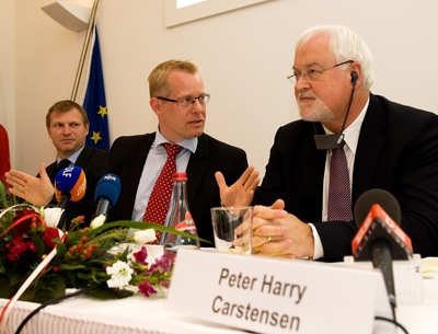 Der var langt fra enighed om alt - men dog enighed om at man ville  et tættere samarbejde.  Regionsrådsformand Carl Holst fra Region Syddanmark og minister- præsident Peter Harry Carstensen fra delstatsregeringen i Slesvig  Holsten. I baggrunden ses udviklingsdirektør Mikkel Hemmingsen,  Region Syddanmark.