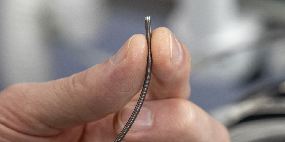 Det kateter, der bruges til at suge blodproppen ud, er kun få milliemeter tykt.