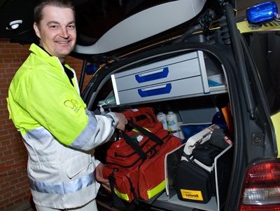 Dennis Kræmmer Hansen har været falckredder i 10 år, og i  september måned sidste år færdiggjorde han den tre-årige  efteruddannelse som paramediciner. 