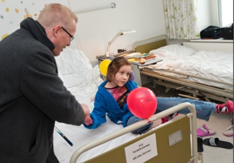 Gæsterne blev vist rundt på den nye sengeafdeling, hvor der  var mulighed for at se udsmykningen med skovens dyr. Carl Holst  fik en snak med 7-årige Smilla, der er i gang med at se filmen  Shrek. Diskussionen gik på om hvorvidt det er film nummer 2  eller 3. 