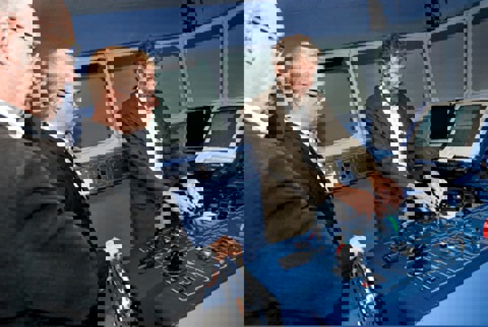 Simulator kommandobro Lektor Poul Vibsig Pedersen forklarer brosimulatoren for direktør  Torben Jessen og regionsrådsformand Carl Holst.  Fotos: Jørgen Diswal