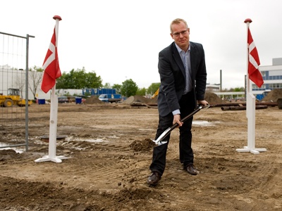 Regionsrådsformand Carl Holst (V) markerer starten på MIFAM, der fremover skal være indgangen til fremtidens sygehus. Fotos: Jørgen Diswal