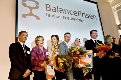 De nominerede fra den offentlige sektor står på scenen - heriblandt de nomienrede fra OUH's Anæstesiologiske-Intensivafdeling V. Her er de nominerede på scenen. Oversygeplejerske Ingeborg Moritz Hansen og samtalepartner Dorthe Pihl fra Anæstesiologisk-Intensivafdeling V ses som nr. 2 og 3 fra venstre.