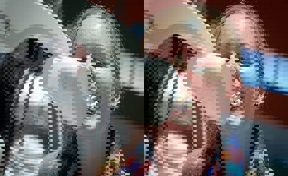 - Når man er afhængig af andre, skal man hele tiden vente – eller indrette sit liv efter andre. Det er frustrerende ikke at kunne bestemme selv. Jeg prøvede det i en kort periode, da jeg havde brækket min ryg. Det var meget stressende, fortæller hun.  Konference om velfærdsteknologi - pige fodres af robot Så er det med at gabe op for nu kommer skumfidusen. Foto: Ard Jongsma.