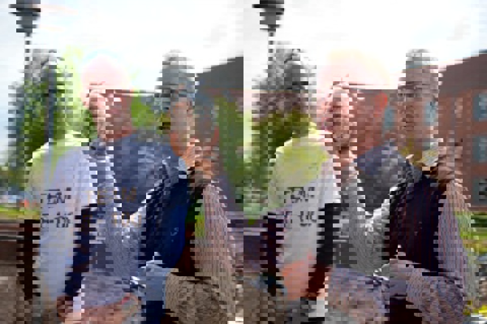 Det er saftsusem godt gået, lød det bl.a. fra regionsrådsformand Carl Holst (V) til økonomidirektør, Thomas Maschoreck, og resten af personalet på Sygehus Sønderjylland, som har formået at vende et underskud i 2008 til et overskud i 2009. I sølvægget gemte der sig lakridshjul, som symbol på, at det bare kører for Sygehus Sønderjylland. Foto: Jakob Fynsk