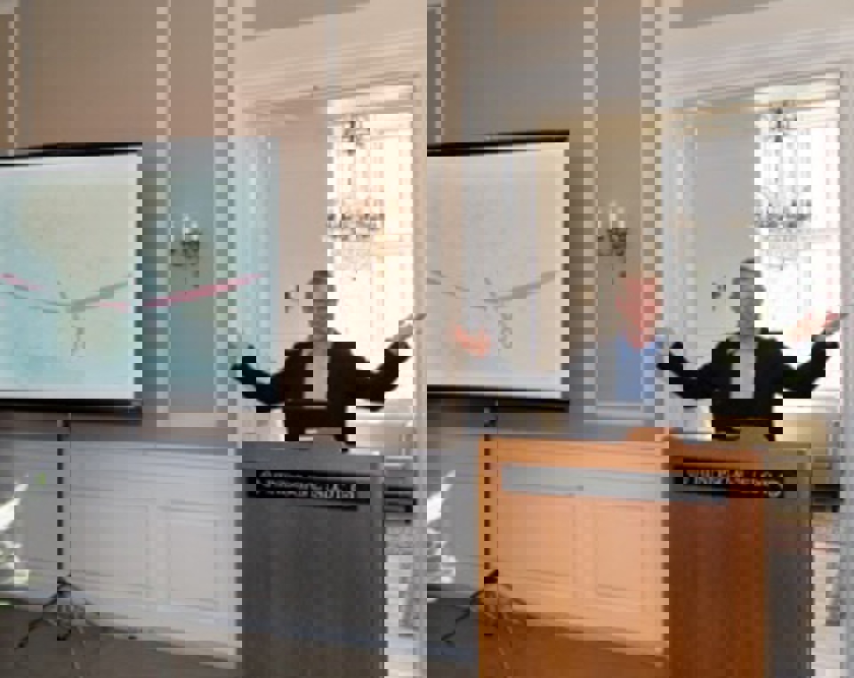 Carl Holst klipper den elektroniske snor til Historisk Atlas Syddanmark Regionsrådsformand Carl Holst (V) klippede med ét tryk på computeren den virtuelle røde snor til Historisk Atlas Syddanmark. Foto: Jørgen Diswal.