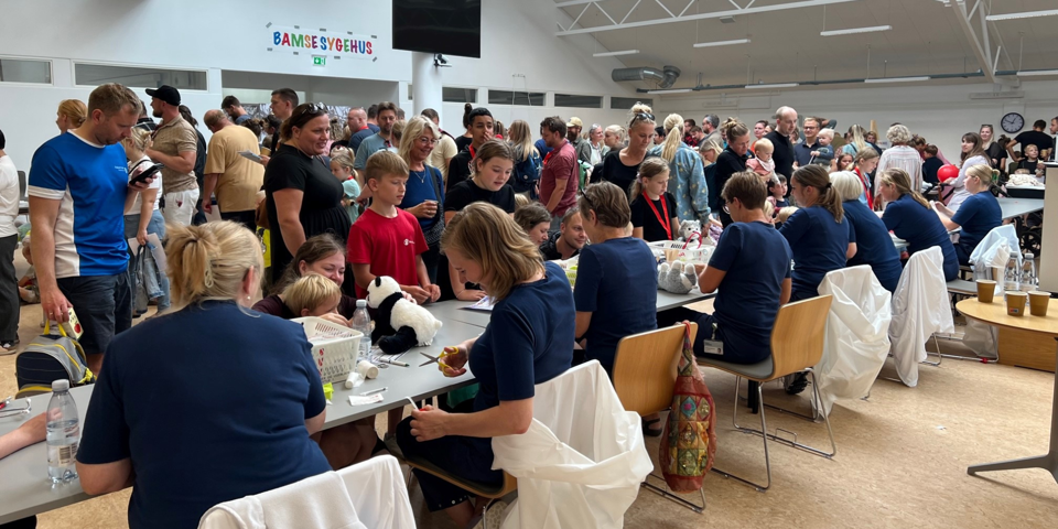 Sygeplejesker giver behandling til de fremmødtes bamser.