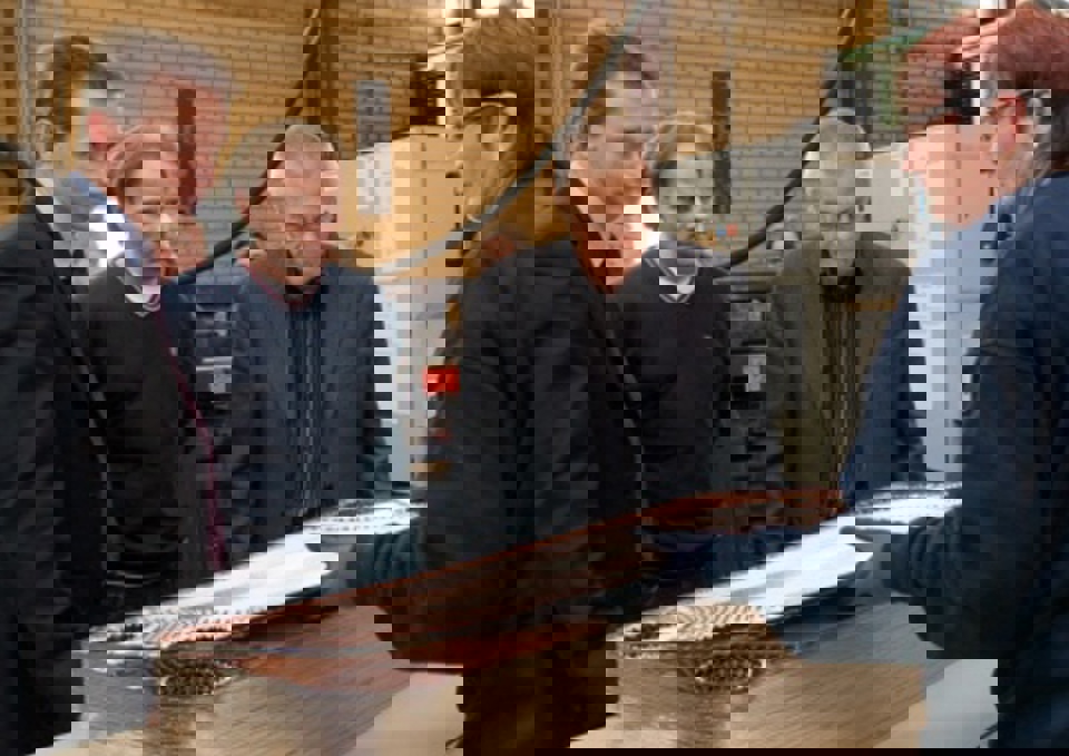 Kristian Jensen lytter En medarbejder viser Kristian Jensen stålpladerne. I baggrunden Alex Fisker og Aage Søndergaard Nielsen.