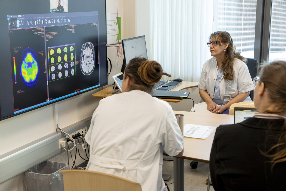 Læger kigger på scanningsbillede af en hjerne