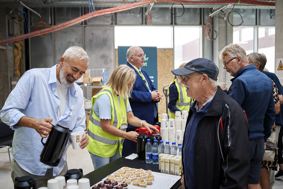 Politikere serverer kaffe til gæsterne