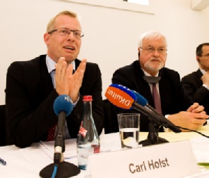 Regionsrådsformand Carl Holst og ministerpræsident Peter Harry Carstensen i Kiel, den 8. juni 2010. Regionsrådsformand Carl Holst (V) fra Region  Syddanmark og den tyske ministerpræsident  Peter Harry Carstensen (CDU) fra delstats- regeringen i Slesvig Holsten til fælles drøftelser  i Kiel. Fotos: Jørgen Diswal.