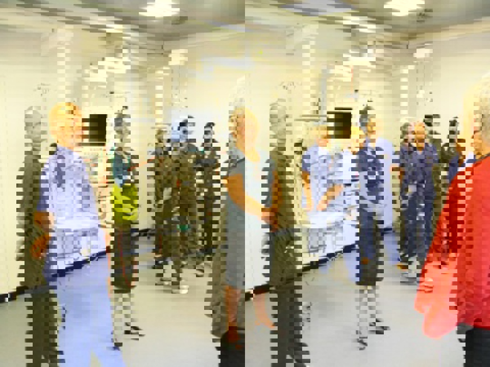 Intermediære pladser er beregnet til patienter med et større behandlings- eller plejebehov end en almindelig afdeling kan yde, men omvendt ikke har brug for f.eks. respirator. Ditte Thingaard og personalet i Aabenraa til indvielse af to første intermediære senge. Sygeplejefaglig direktør Ditte Thinggaard, Sygehus Sønderjylland,  blandt medarbejdere på sygehuset i Aabenraa.