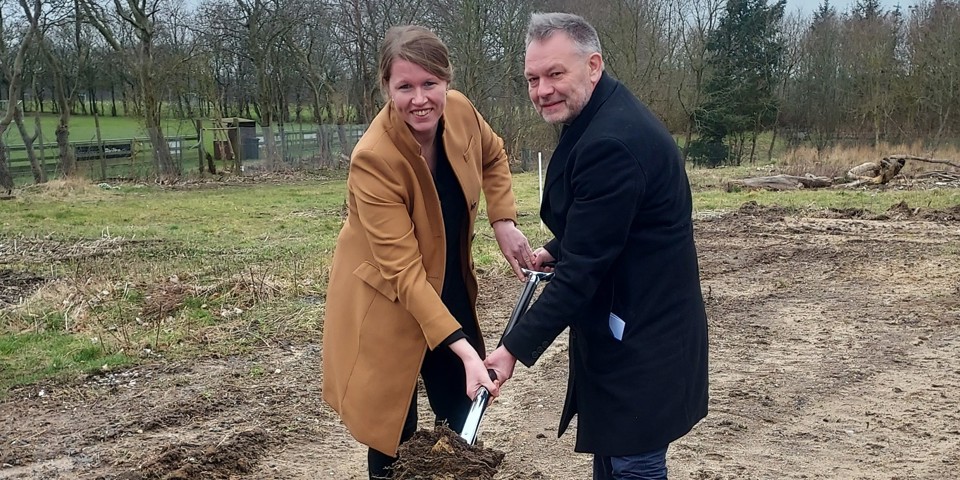 Mette Bossen Linnet, der er formand for Psykiatri- og socialudvalget i Region Syddanmark, tager sammen med fungerende regionsrådsformand Bo Libergren det første spadestik til byggeriet af det nye autismecenter i Fredericia