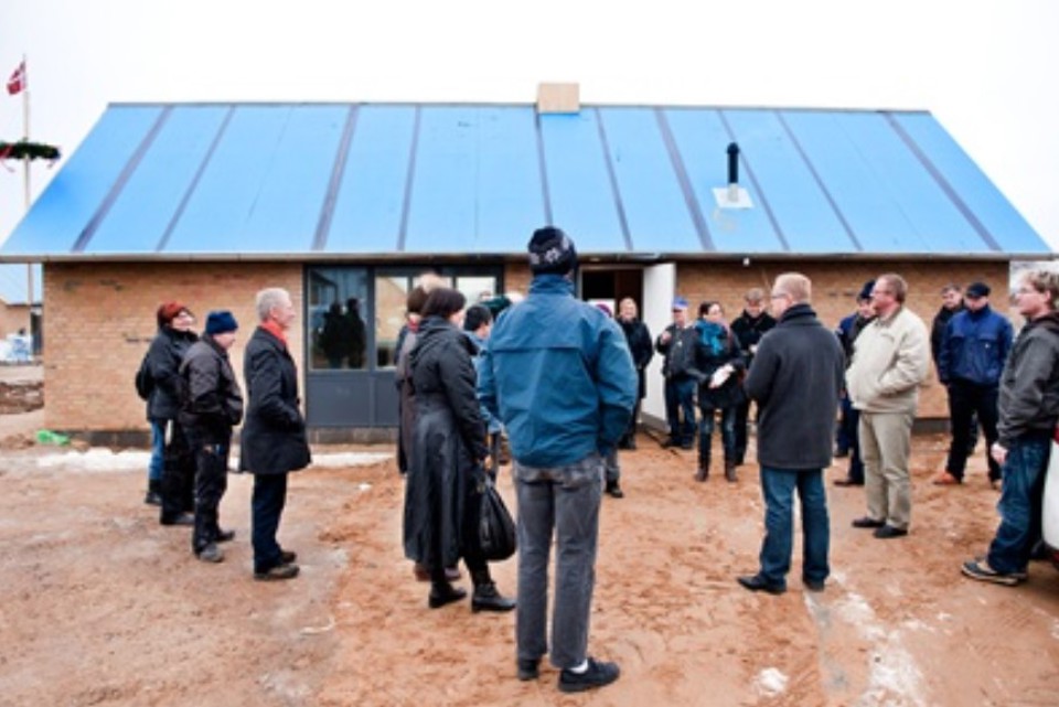Vi fejrer håndværkernes indsats og glæder os over de nye  og gode rammer, beboerne her på Kingstrup snart vil få, sagde regionsrådsformand Carl Holst (V). Fotos: Jørgen Diswal