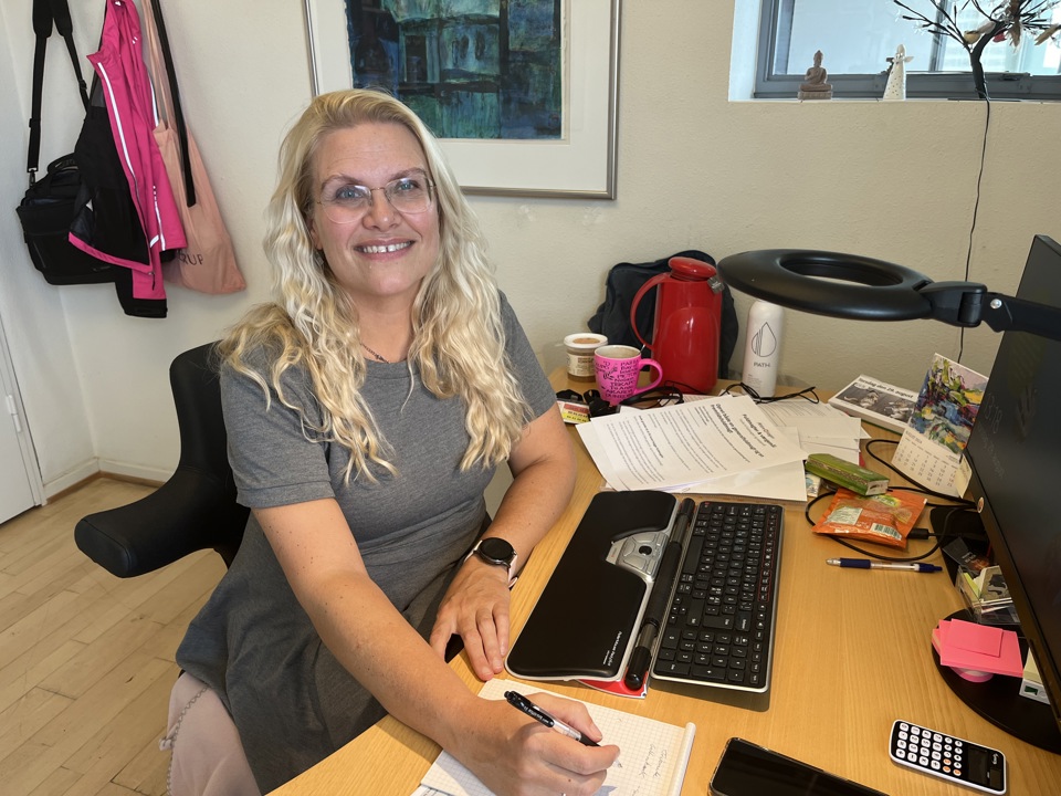 Socialrådgiver Camilla Vestergaard Thuesen sidder ved sit skrivebord