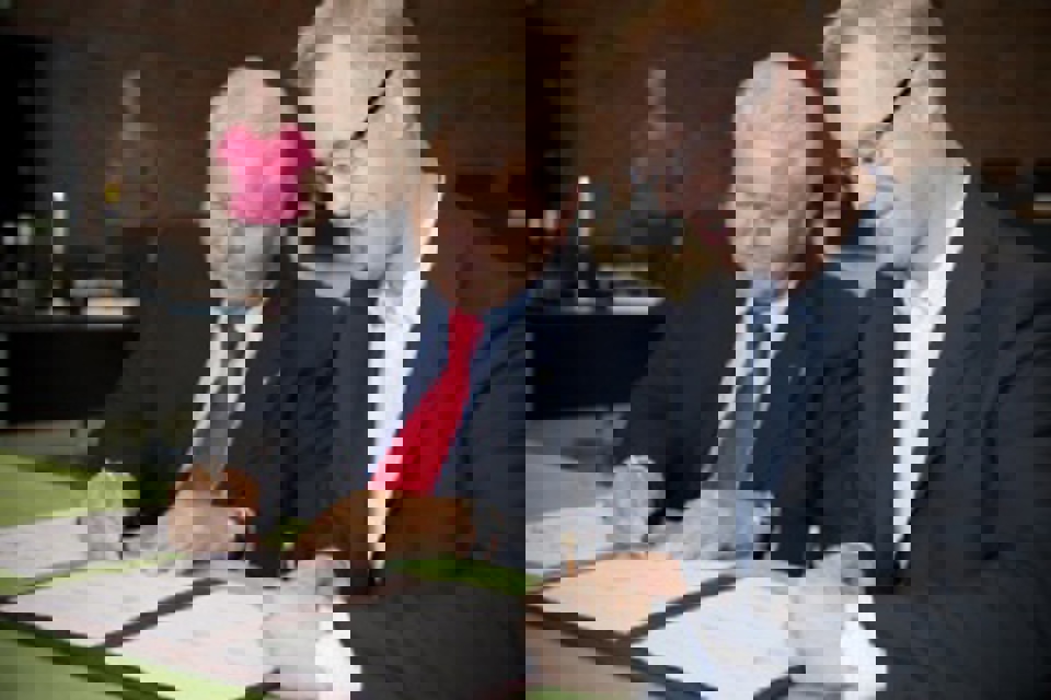 Samarbejdsaftalen mellem det østrigske lægekammer og Region Syddanmark skrives under. Inden konferencen skrev regionsrådsformand  Carl Holst (V) og præsident for det østrigske  lægekammer Dr. Walter Dorner under på den  kontrakt, der ratificerede samarbejdet om  udveksling af østrigske læger. Foto: Jakob Fynsk 