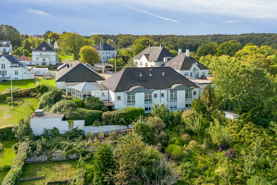 Bygningen på Brummersvej 1A omgivet af grøn natur