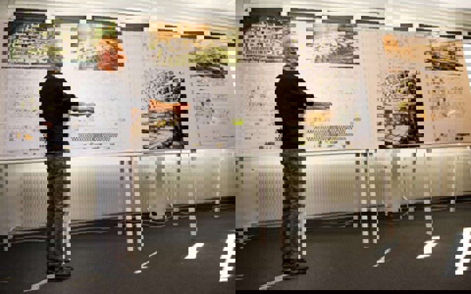 Vinderen af projektkonkurrencen præsenteres ved fagdommer  og adm. direktør Søren Daugbjerg, Vilhelm Lauritzen arkitekter.  