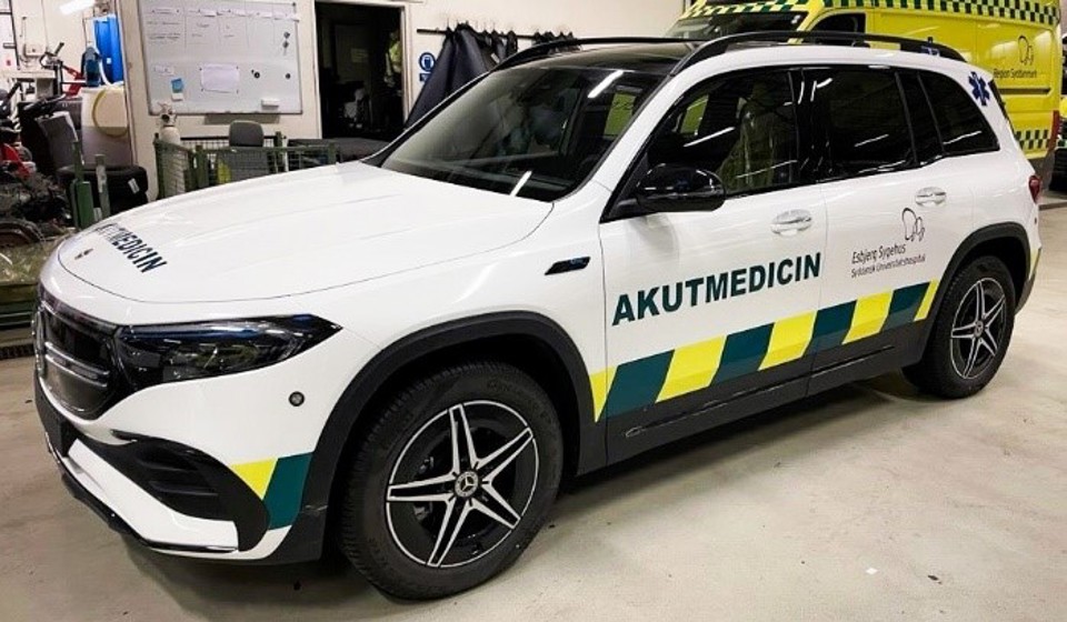 Akutmedicinbil som kører ud fra sygehuset i Esbjerg.
