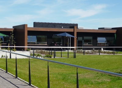 Æblehavens nybyggeri falder smukt ind i omgivelserne.