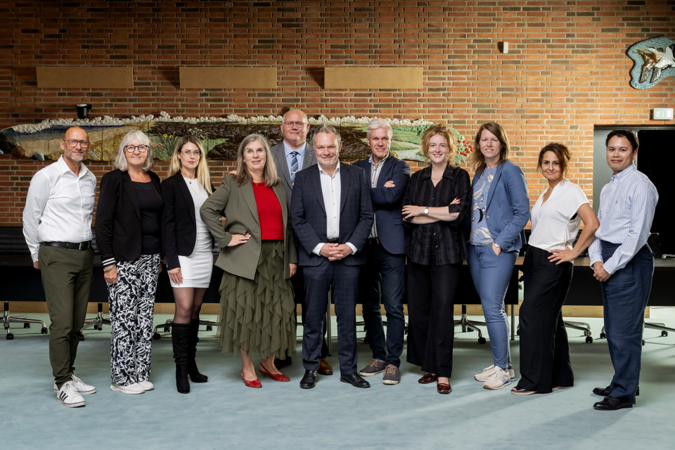 Forhandlerne bag Region Syddanmarks budget for 2026. Fra venstre: Kim Johansen (S), Annette Blynel (SF), Sabrina Bech Bartholin (løsgænger), Mette With Hagensen (S) Carsten Sørensen (DF), Bo Libergren (V), Karsten Byrgesen (løsgænger), Anne Skau Styrishave (RV), Mette Bossen Linnet (V), Roya Moore (K) og Martin Arentz Schmidt Konradsen (EL). Foto: Maria Tuxen Hedegaard.