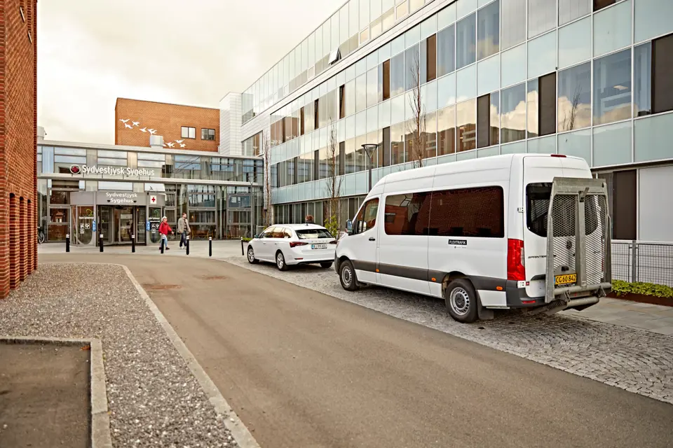 Flextrafikbiler uden for Esbjerg og Grindsted Sygehus. Foto: Sydtrafik